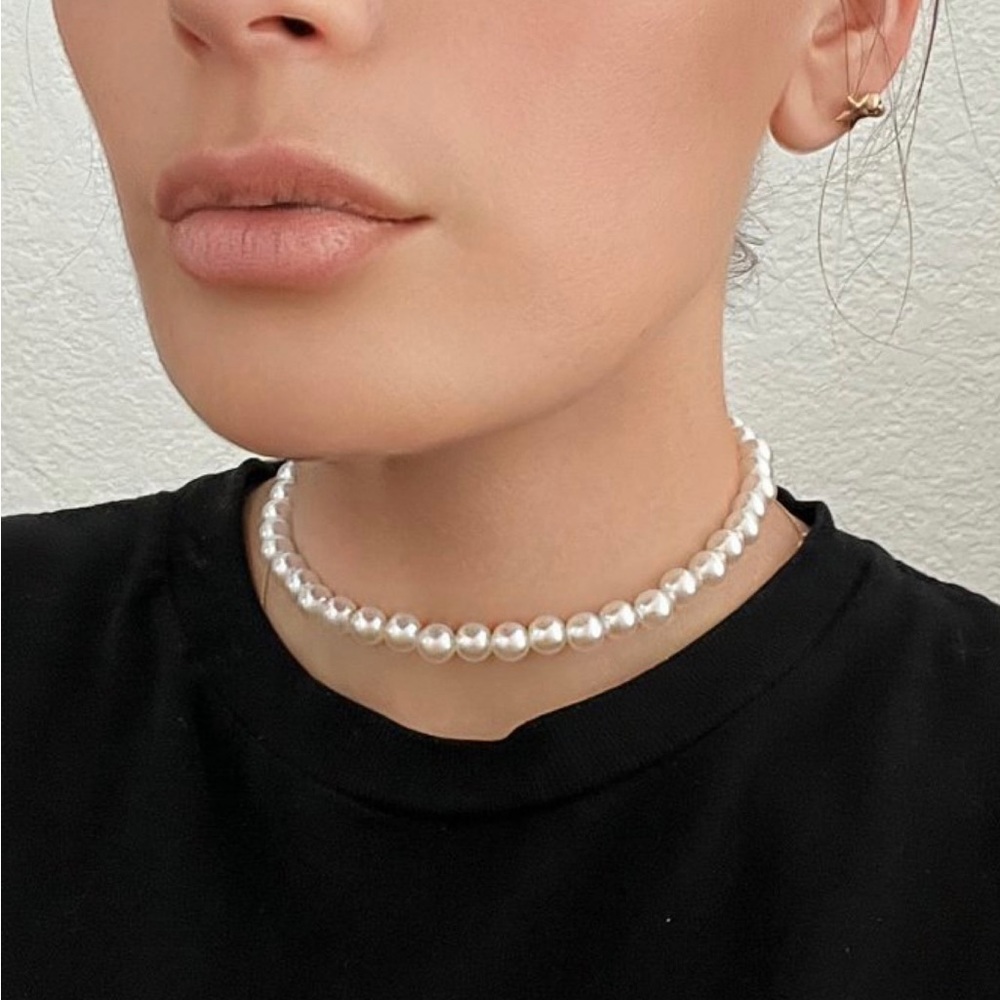 Imitation white pearls choker necklace with adjustable gold chain